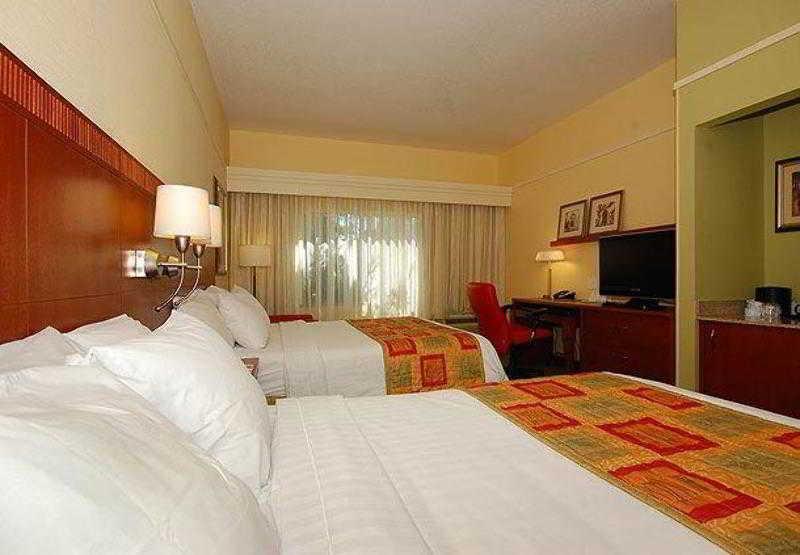 Courtyard By Marriott Мерсед Екстер'єр фото
