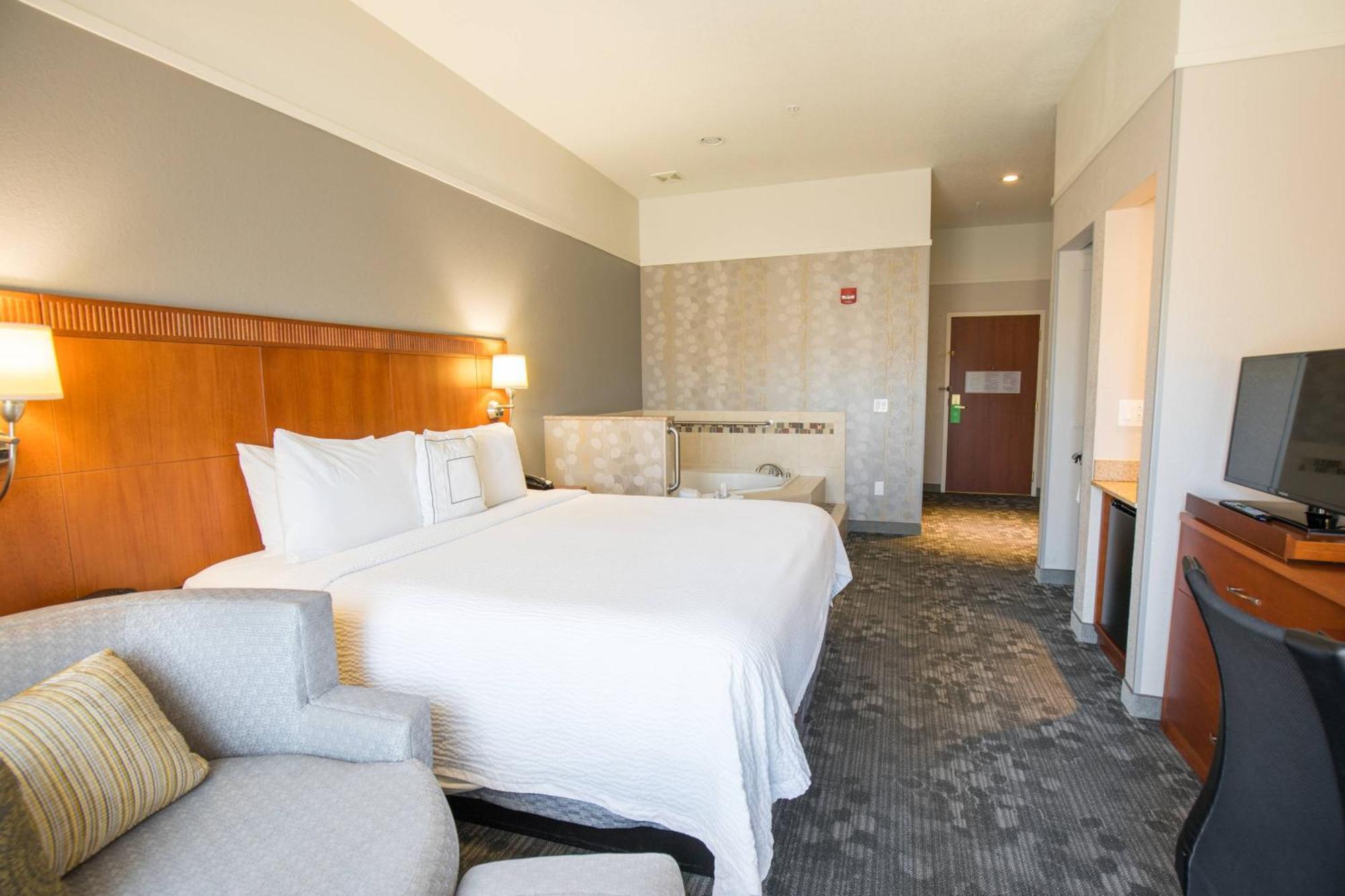 Courtyard By Marriott Мерсед Екстер'єр фото