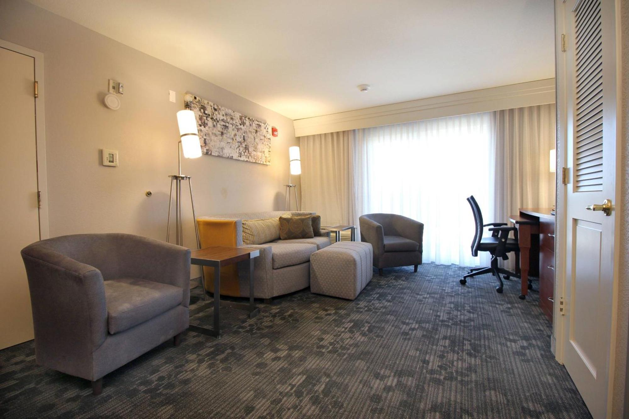 Courtyard By Marriott Мерсед Екстер'єр фото