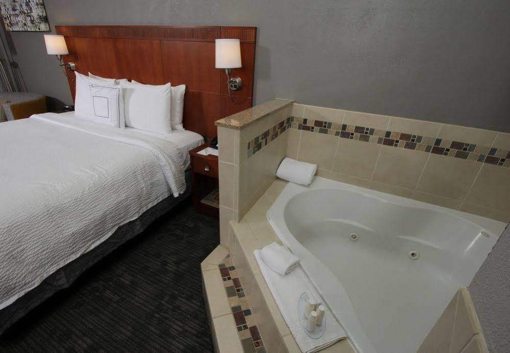 Courtyard By Marriott Мерсед Екстер'єр фото